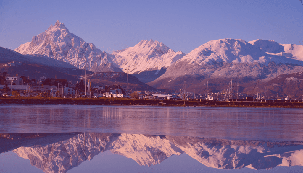 Vista panorámica de Ushuaia con montañas nevadas